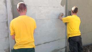 Het weg werken van een oude lelijke betonschutting uit de jaren 50.  We geven de schutting een nieuwe look met cement